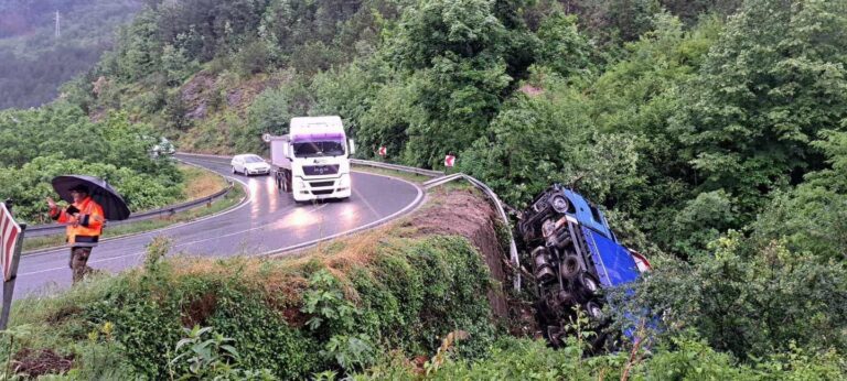 NESREĆA NA M-17: Kamion sletio sa ceste