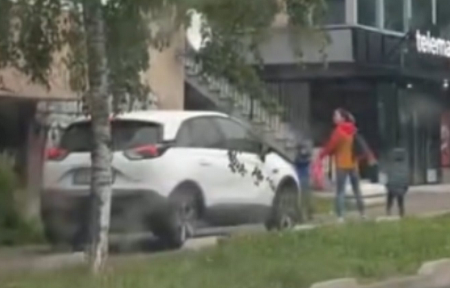 Vozač tražio da mu se majka sa djecom skloni sa pješačke staze (VIDEO)