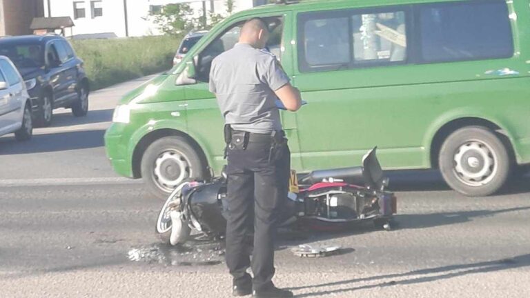 Sudar putničkog automobila i motocikla, policija na terenu