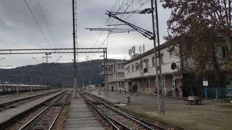 Poginuo 17-godišnjak od strujnog udara kod željezničke stanice