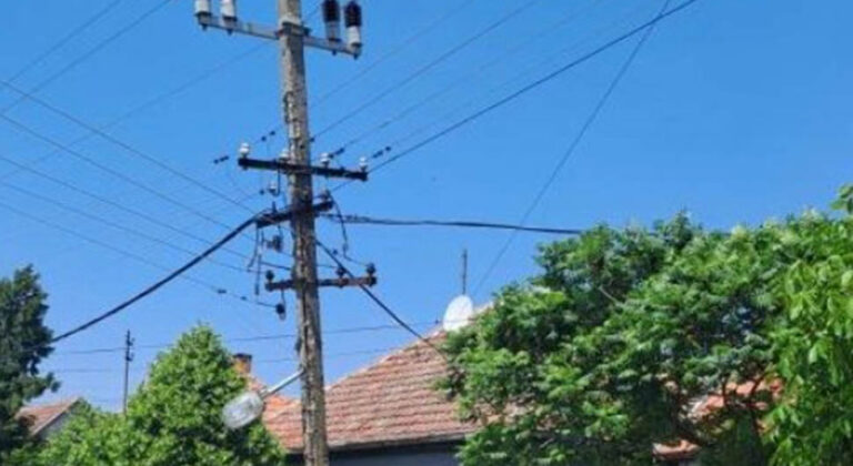 Zakucao se u banderu, a kada vidite ovo ništa vam neće biti jasno (FOTO)