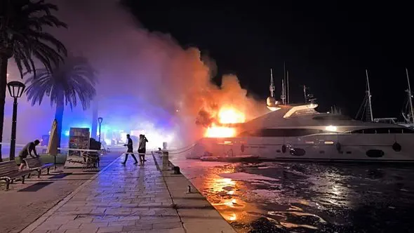 U Makarskoj za četiri sata izgorjela jahta vlasnika kompanije iz BiH: Plovilo vrijedno oko 3 miliona eura