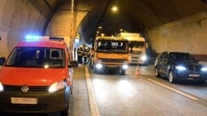 U tunelu prema Makarskoj, gorio automobil bh. tablica