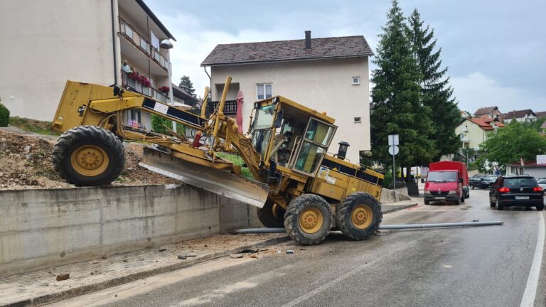 Drama u BiH: Greder sletio s puta, vozač povrijeđen