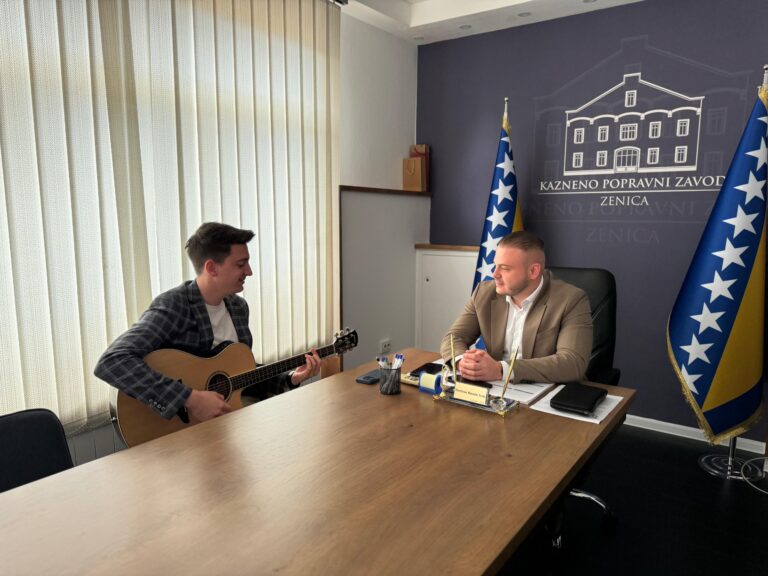 Direktor KPZ Zenica podržao Suljića uoči finala Zvezda Granda, u znak zahvalnosti otpjevao “Zenica blues” (VIDEO)