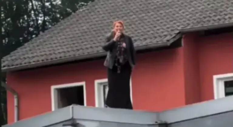 Ćana održala koncert na krovu kuće i publiku bacila u trans