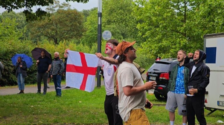 Englezi žestoko provocirali navijače Srbije: Skandirali im “Albanija, Albanija”, ovi im nisu ostali dužni