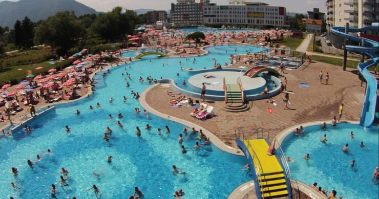 Bazeni u glavnom gradu postali luksuz: Za ležaljku treba izdvojiti 7 KM, a za kartu 16 KM