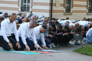 Veliki broj vjernika klanjao bajram-namaz u Sultan Ahmedovoj-Čaršijskoj džamiji u Zenici