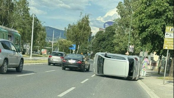 Krš i lom: Automobil se prevrnuo na Pofalićima