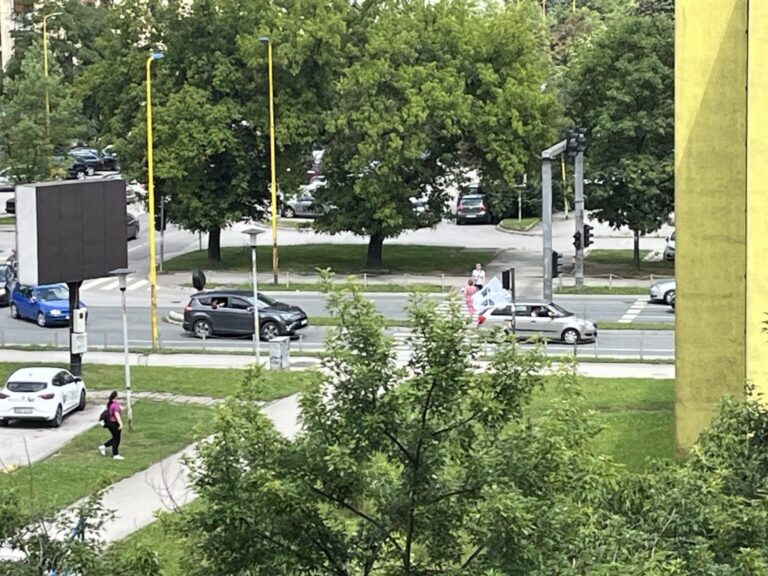 U Tuzli zapucali iz svadbene kolone u pravcu zgrada i mosta: Građani panično zvali policiju, djeca plakala i bježala