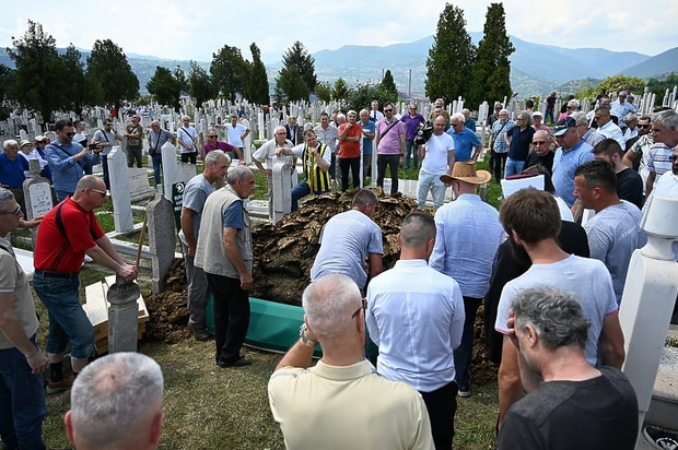 Legendarnom Harisu Burini klanjana dženaza, na gradskom groblju ga ispratilo stotinjak građana