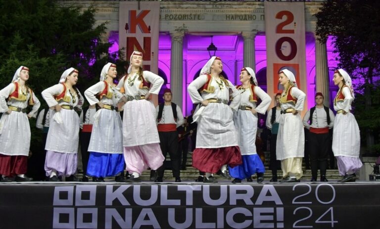 Omladinski folklorni ansambli nastupili ispred Narodnog pozorišta: Uživajte u dašku tradicije