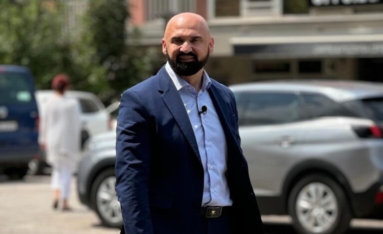 Ramo Isak žustro: “Ako treba da plaćam kazne – plaćat ću, ali zastave s ljiljanima odreći se neću.”