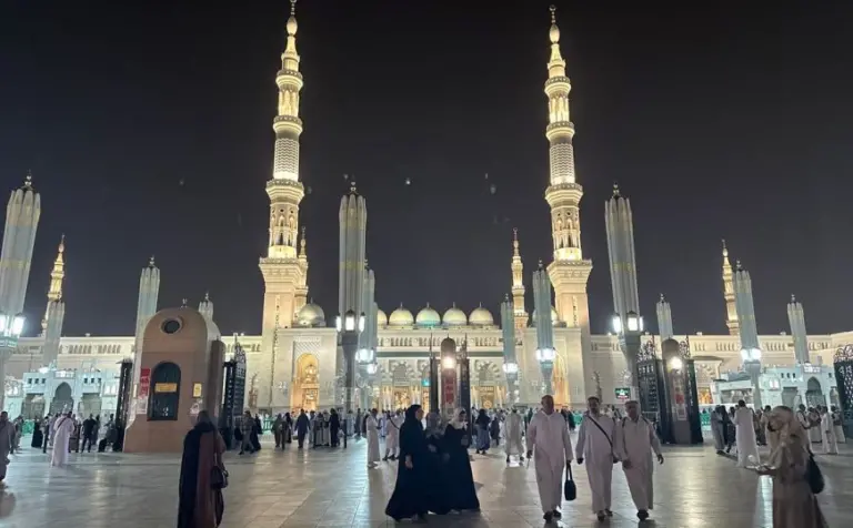 Poslanikova džamija u Medini je puna vjernika