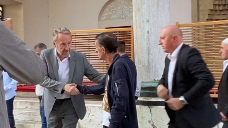 Izetbegović klanjao bajram-namaz u Gazi-husrev begovoj džamiji: Nakon toga uslijedilo čestitanje i dijelio bajram-banku