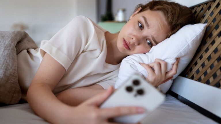 Korištenje mobitela ujutro utječe na metabolizam: Evo i kako