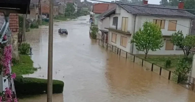 U poplavljenom podrumu porodične kuće pronađena mrtva žena. Tijelo prevukli bagerom