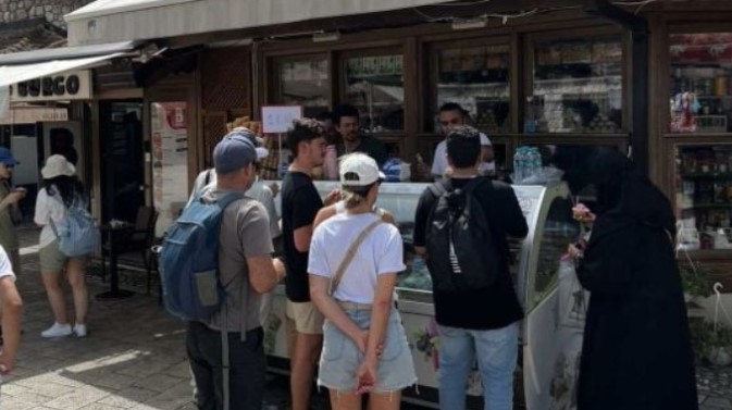 Zanimljiva situacija iz BiH: Zbog nestanka struje sladoledi se počeli odmrzavati. Jedan vlasnik ih odlučio prodavati po nižoj cijeni