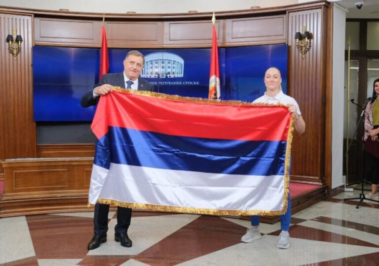 Kod njega nema krize? – Dodik odriješio kesu i podijelio desetine hiljada KM: Ovo su “sretnici”