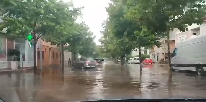 Ulice bh. grada pod vodom: “Hladnija fronta sa kišom i grmljavinom stigla u BiH”