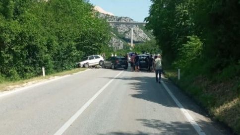 Više automobila se sudarilo na M-17