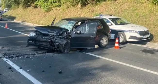 Jeziv sudar dva auta: Vozači teško povrijeđeni!