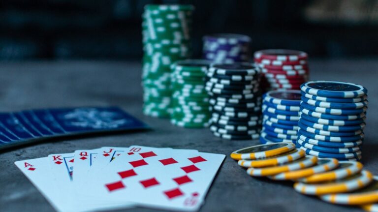 Kriminalci igrali poker u hotelu:Policija zatekla 300.000 eura na stolu