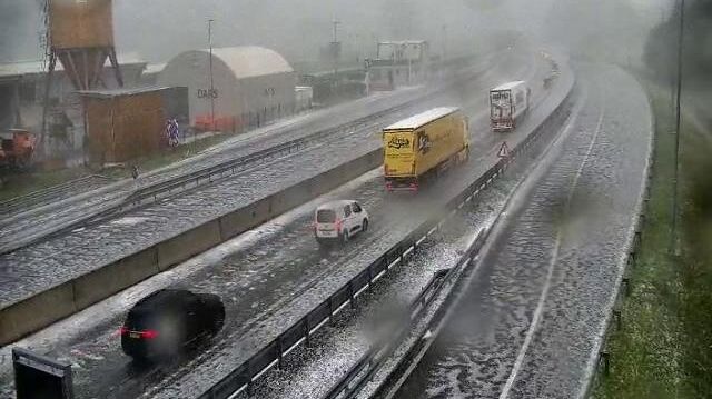 Oluje pogodile Sloveniju: Grad razbijao stakla na autima, šta je s BiH