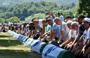 KLANJANA DŽENAZA: Vječni smiraj nakon 29 godina pronašlo je 14 žrtava genocida u Srebrenici