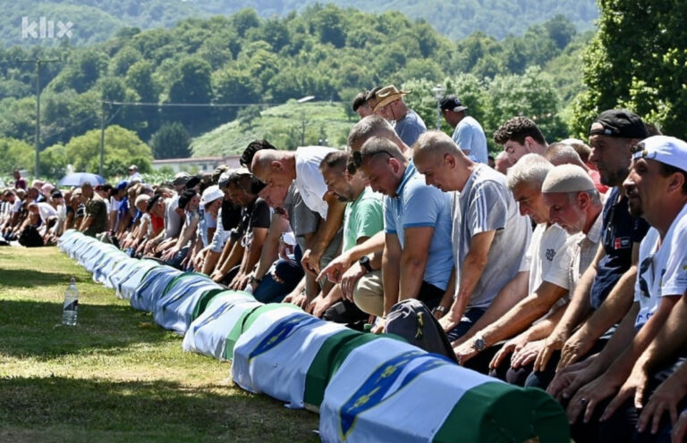 KLANJANA DŽENAZA: Vječni smiraj nakon 29 godina pronašlo je 14 žrtava genocida u Srebrenici