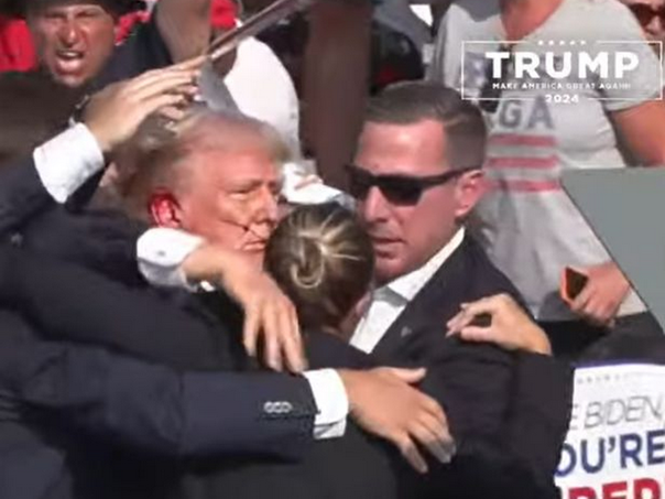 Pogledajte snimak: Pucnjava na govoru Trumpa, pao na zemlju!