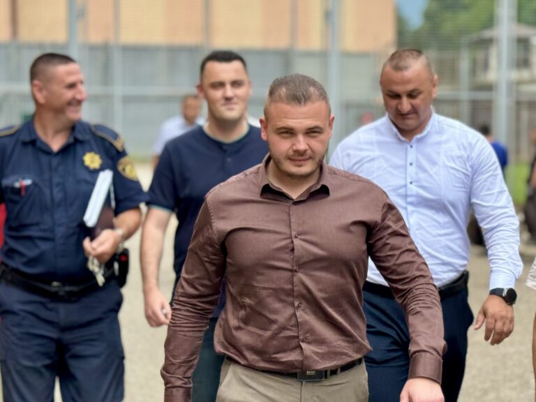 SVAKA ČAST: Direktor Isak stavlja tačku na sramotu, Zeničanina koji je danima mrtav u stanu preuzeti će sin