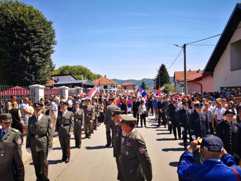 Pripadnici Vojske Srbije bili su jučer i u Bratuncu. Kako su ušli?