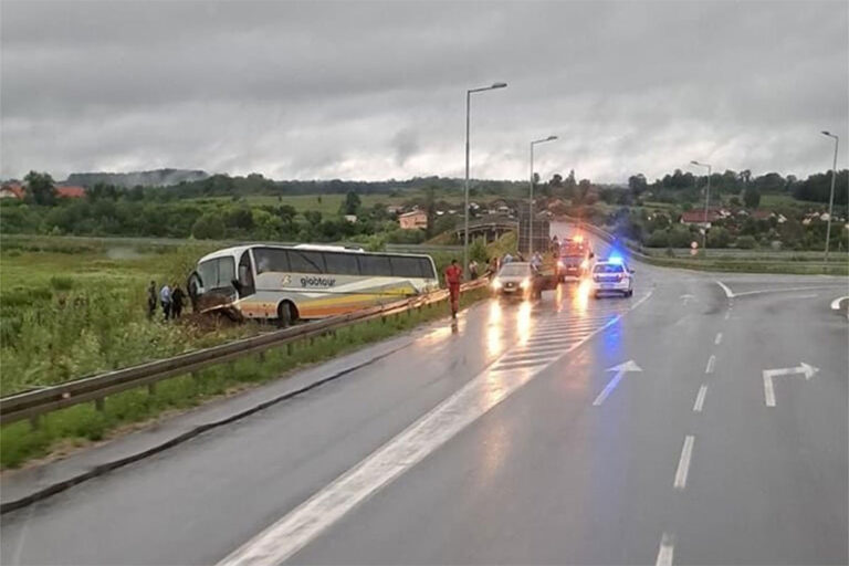 Teška nesreća u BiH: Autobus sletio sa ceste, više povrijeđenih