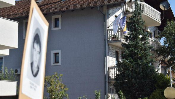 Uoči 29. godišnjice genocida u Srebrenici: U Bratuncu ponovo postavljene slike poginulih pripadnika tzv. “VRS”