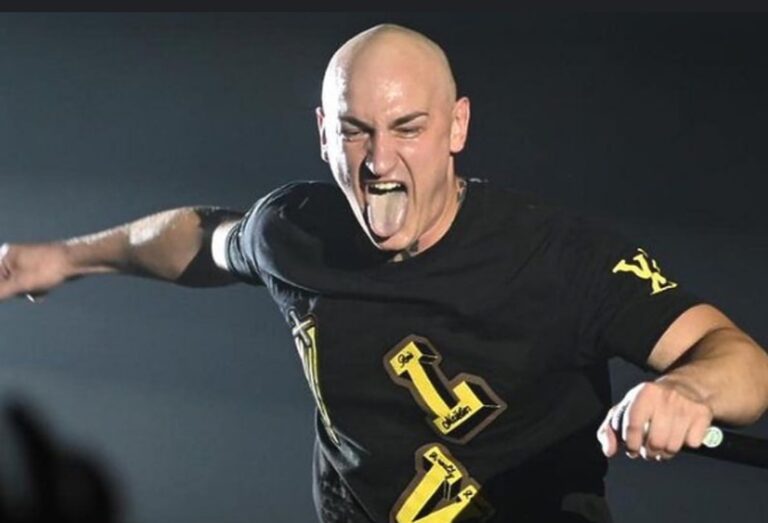 DOSTIGLI SMO DNO DNA | Mladić iz publike tokom nastupa Desingerici polizao stopalo