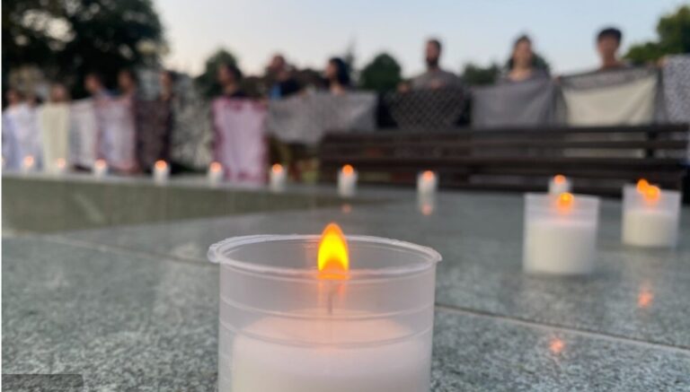 Beograđani palili svijeće za žrtve genocida, policija ih razdvaja od osuđenog silovatelja i porodica ubijenih na Kosovu