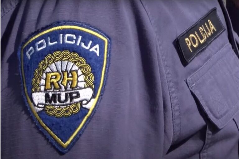 Policija uhvatila kolegu kako spava pijan na sred puta