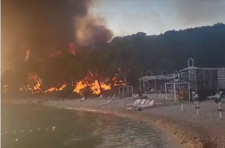 VELIKI POŽAR KOD TROGIRA | Prijeti sigurnosti turista