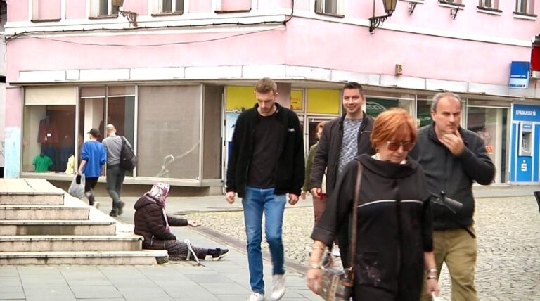 MALOLJETNI PROSJACI U BiH: Izvor zarade za porodicu