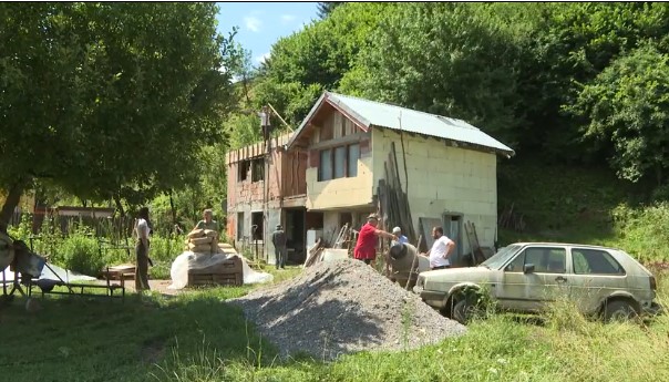 Srbi i Bošnjaci grade kuću komšiji u Popovom mostu: ”Političari neka pričaju svoju priču, a mi ćemo svoju”
