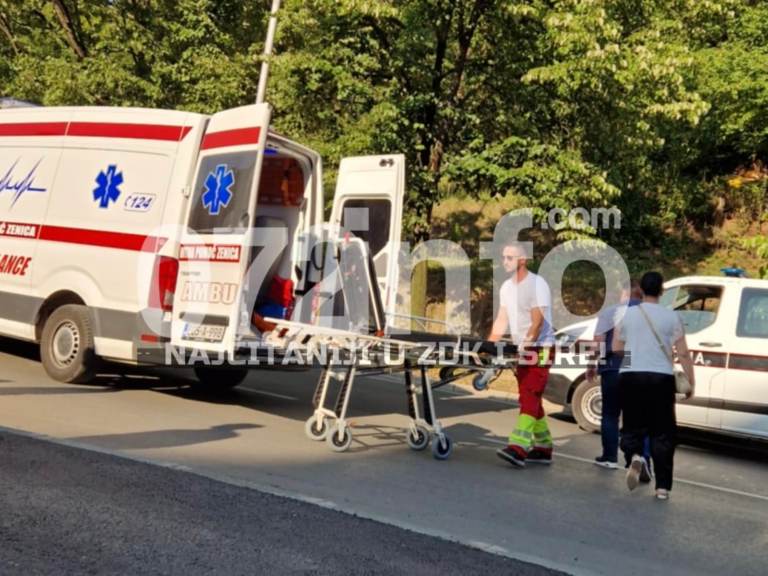 Teška nesreća u Zenici: Povrijeđeni vozač (17) i suvozač (15) mopeda, prevezeni u bolnicu (FOTO)