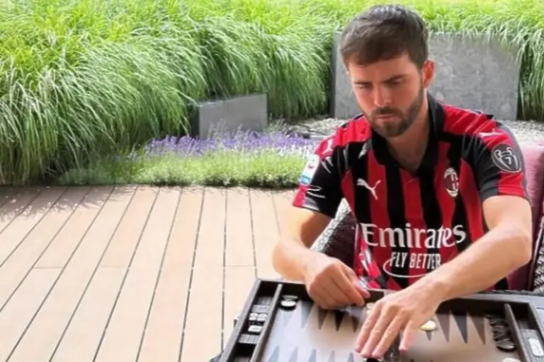 Miralem Pjanić se fotografisao u dresu slavnog Milana pa otkrio zašto je to uradio