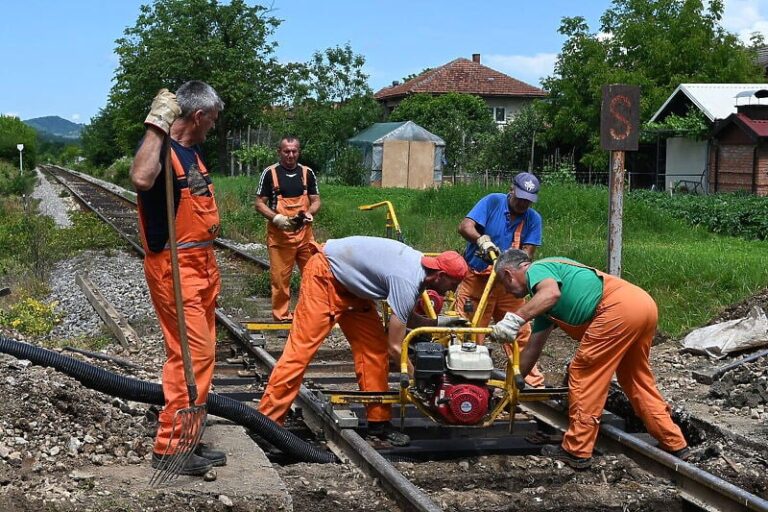 Zbog velikih vrućina deformisao se dio željezničke pruge kod Doboja, saobraćaj zaustavljen