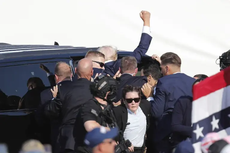 Trumpov bliski saradnik o njegovoj reakciji nakon napada: “Nisam mogao, a da se ne nasmiješim”