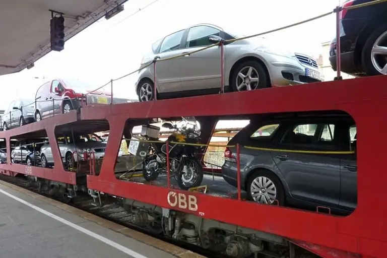 Austrijanci sve više koriste vozove za put na hrvatsku obalu, tako prevoze i automobile