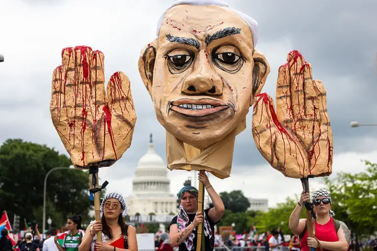 Spaljena američka zastava tokom propalestinskih protesta, Bijela kuća poručila: “Sramotno”