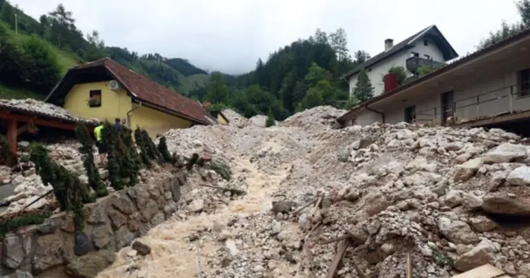 Užasne slike, odron zatrpao kuće