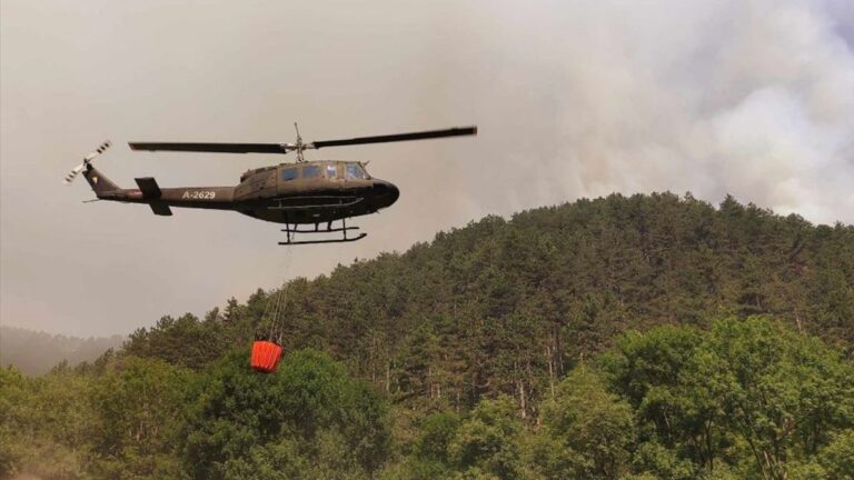 Helez: Helikopter Oružanih snaga BiH od jutros gasi požar na lokalitetu Tjentište